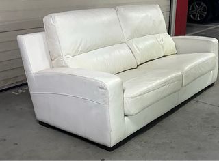 Sofá en piel blanco.