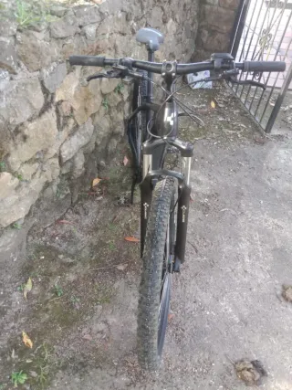 Bicicleta Eléctrica Cube Negra