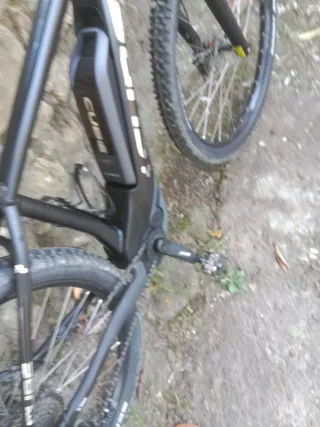 Bicicleta Eléctrica Cube Negra