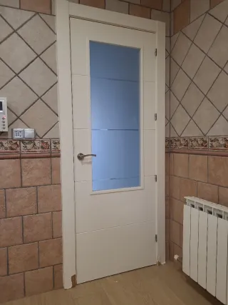 Puerta de cocina blanca con cristal 72cm