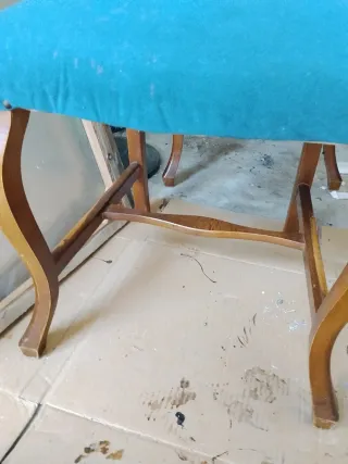 Seis sillas de madera con asiento de tela