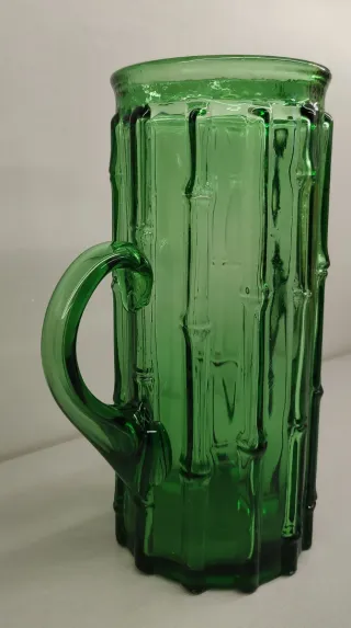Caraffa in vetro verde design bambù
