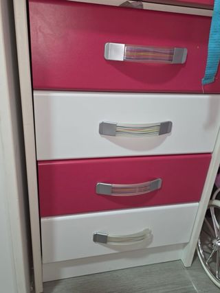 Dormitorio juvenil blanco y fucsia