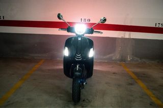 Vespa GTS 125 Negra 2021 - 11.700 km - Muy cuidada