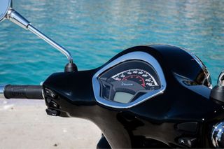 Vespa GTS 125 Negra 2021 - 11.700 km - Muy cuidada