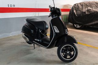 Vespa GTS 125 Negra 2021 - 11.700 km - Muy cuidada