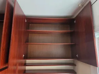 Armario de madera color caoba