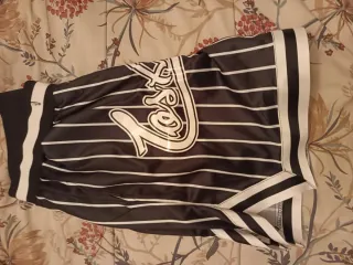 Pantalones deportivos negros a rayas