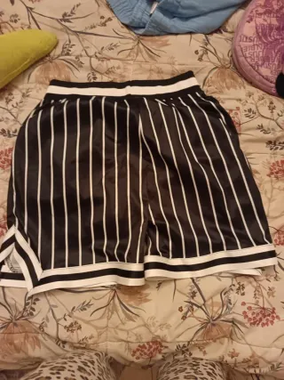 Pantalones deportivos negros a rayas