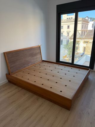 Cama y cabezal de madera de teca