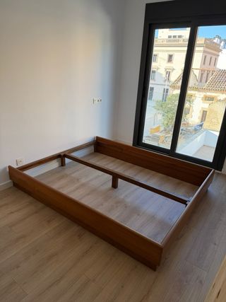 Cama y cabezal de madera de teca
