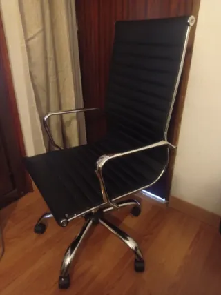 Sillón de oficina negro y plateado