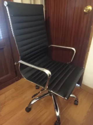 Sillón de oficina negro y plateado