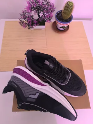 Zapatillas Fila Negras con Morado