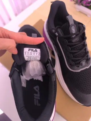 Zapatillas Fila Negras con Morado