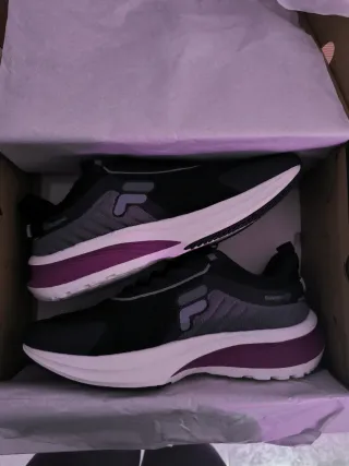 Zapatillas Fila Negras con Morado