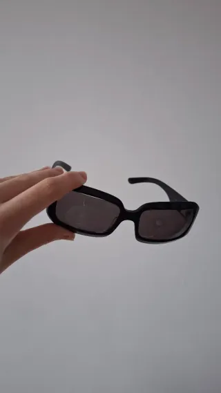 Gafas de sol negras con funda