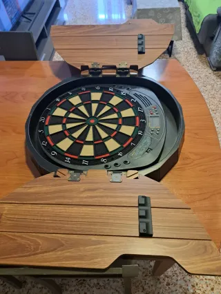 Caja de dardos de madera