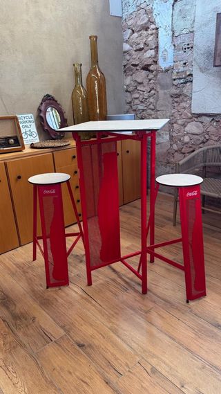 Mesa alta y 2 taburetes Coca-Cola