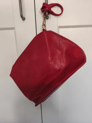 Bolso de mano rojo y bandolera señora