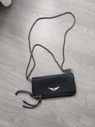 Bolso negro con cadena y alas