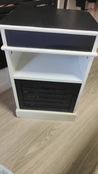 Mesitas de noche blancas y negras