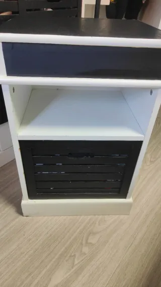 Mesitas de noche blancas y negras