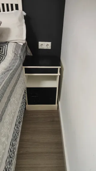 Mesitas de noche blancas y negras