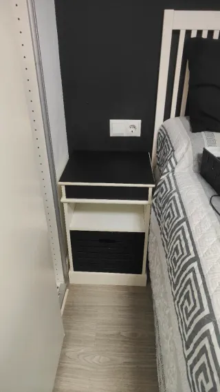 Mesitas de noche blancas y negras