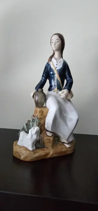 Figura de mujer con cántaro y perro
