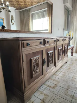Aparador de madera tallada