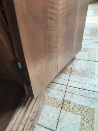 Aparador de madera tallada