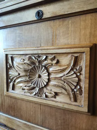 Aparador de madera tallada