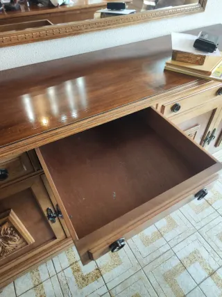 Aparador de madera tallada