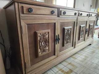 Aparador de madera tallada