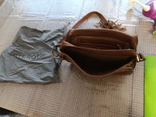 Bolso de piel marrón con flecos