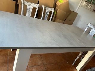 Mesa de comedor gris y blanca