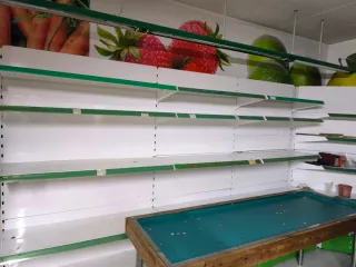 Estanterías metálicas blancas y verdes