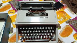 Máquina de escribir Olivetti DORA