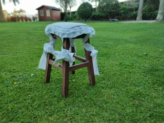 Taburete de madera con detalles blancos