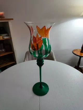 Copa de cristal decorada con tulipanes