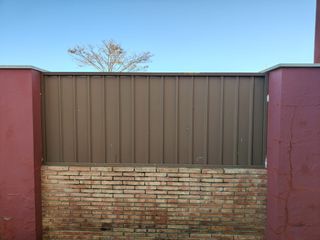 Vallas de metal con imitación a madera