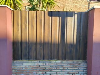 Vallas de metal con imitación a madera