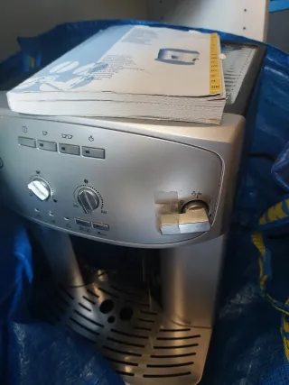 Cafetera Delonghi  Automática, sin problema.
