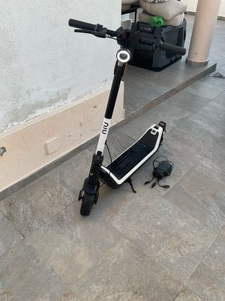 Patinete Eléctrico Blanco y Negro