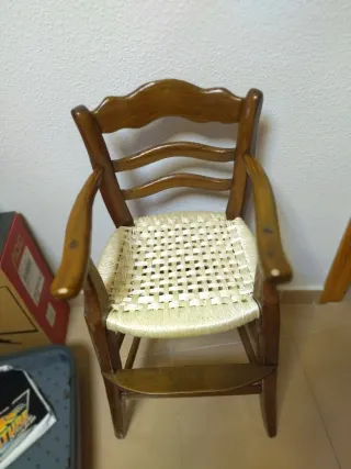 Trona antigua de madera y tela