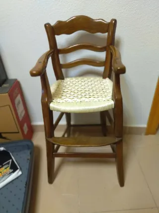 Trona antigua de madera y tela