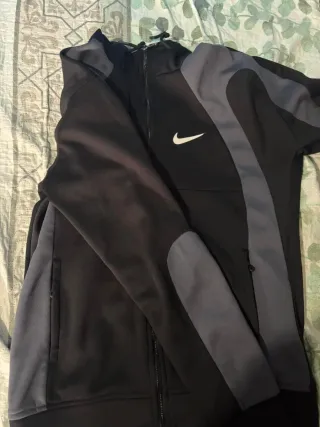 Chaqueta Nike Negra y Gris