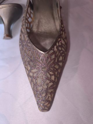 Zapatos dorado de tacón