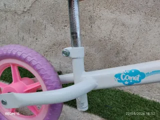 Dos bicicletas sin pedales infantiles.